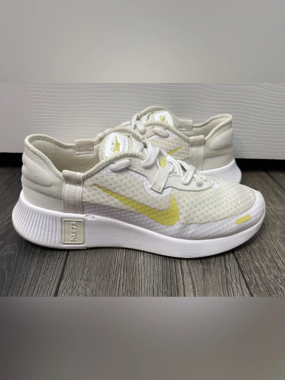 Nike In-Season TR 11 Training Shoes Cream Yellow Sneakers Women’s 10